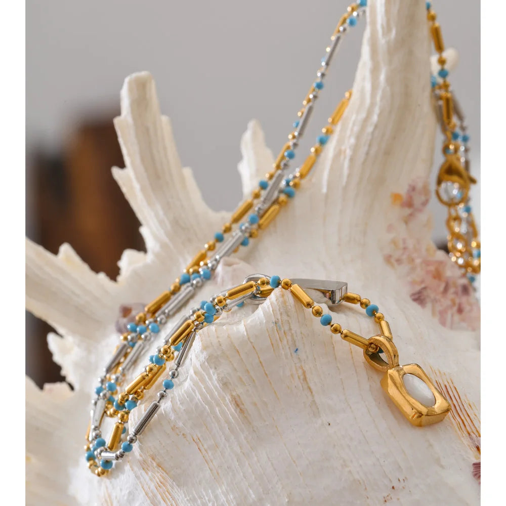 Shell geometric necklace in gold-plated stainless steel with shell.