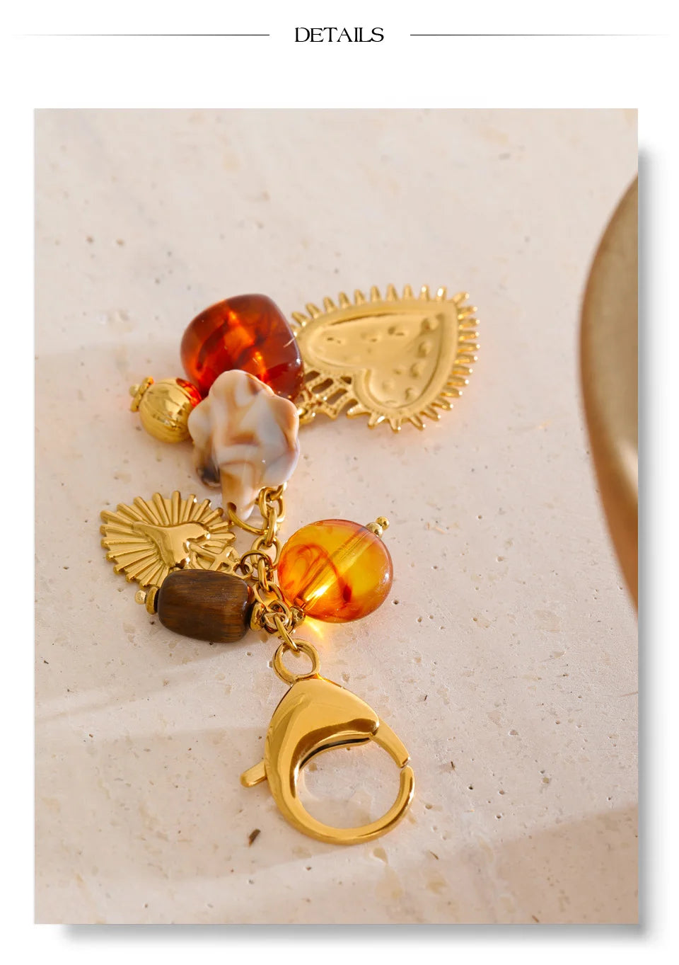 Resin heart chain necklace in gold-plated stainless steel with resin.