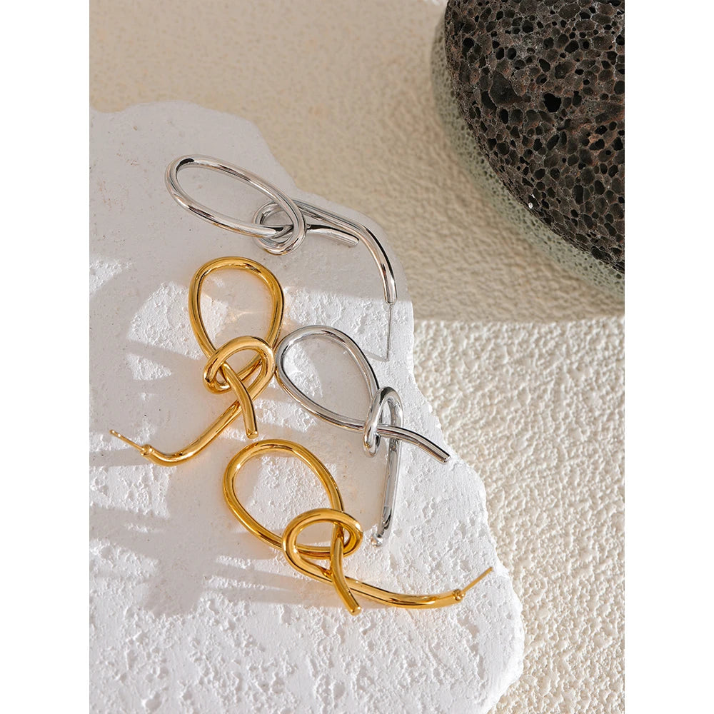 Geometric earrings in gold-plated stainless steel.