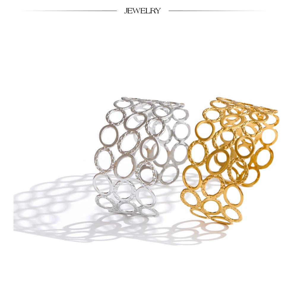 Geometric bracelet in gold-plated stainless steel.