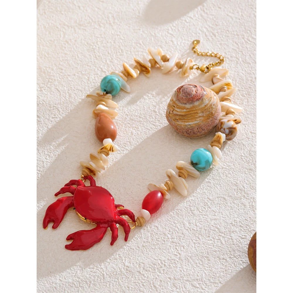 Red shell resin necklace in gold-plated stainless steel with natural stone and shell.
