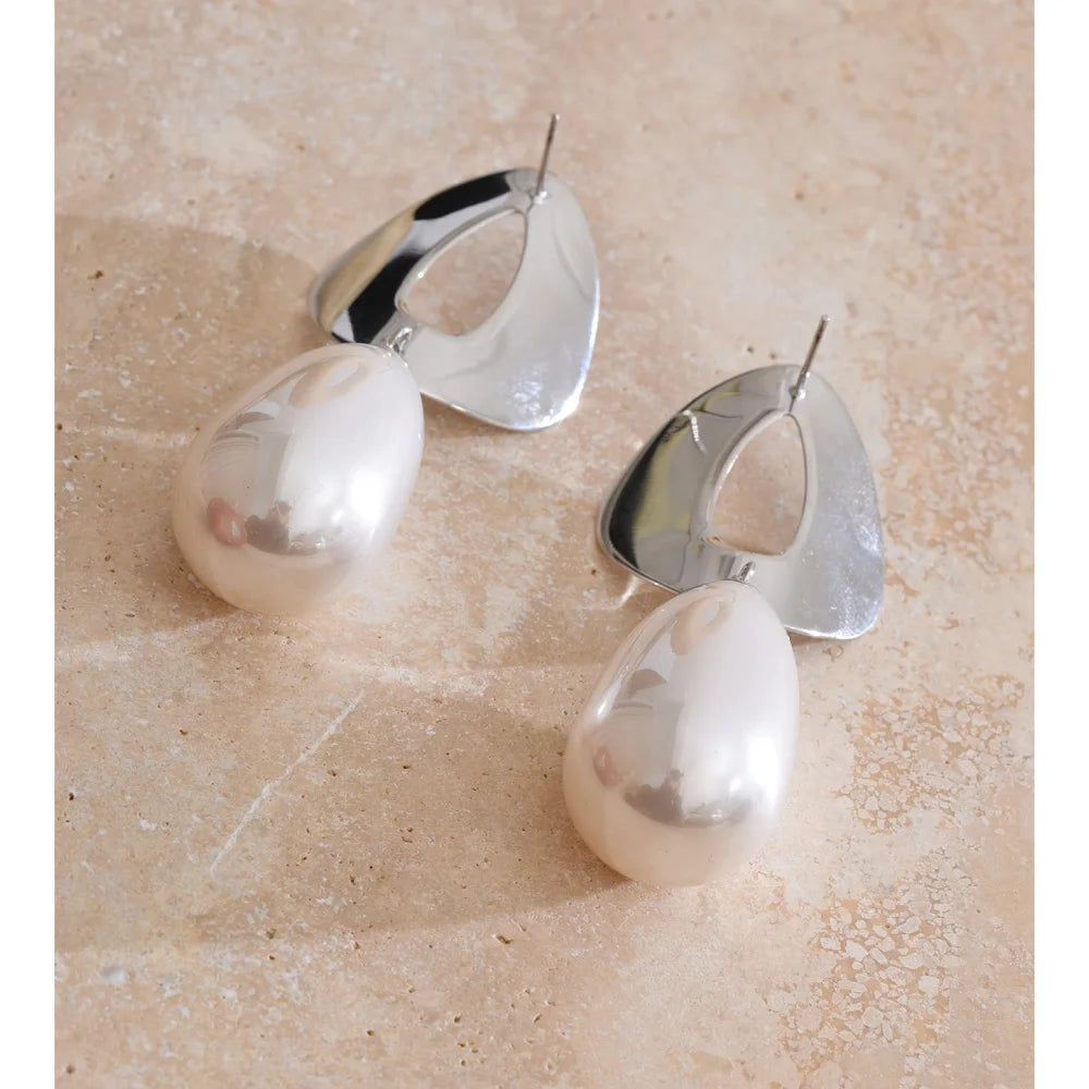 Pearl geometric earrings in gold-plated stainless steel with pearl.