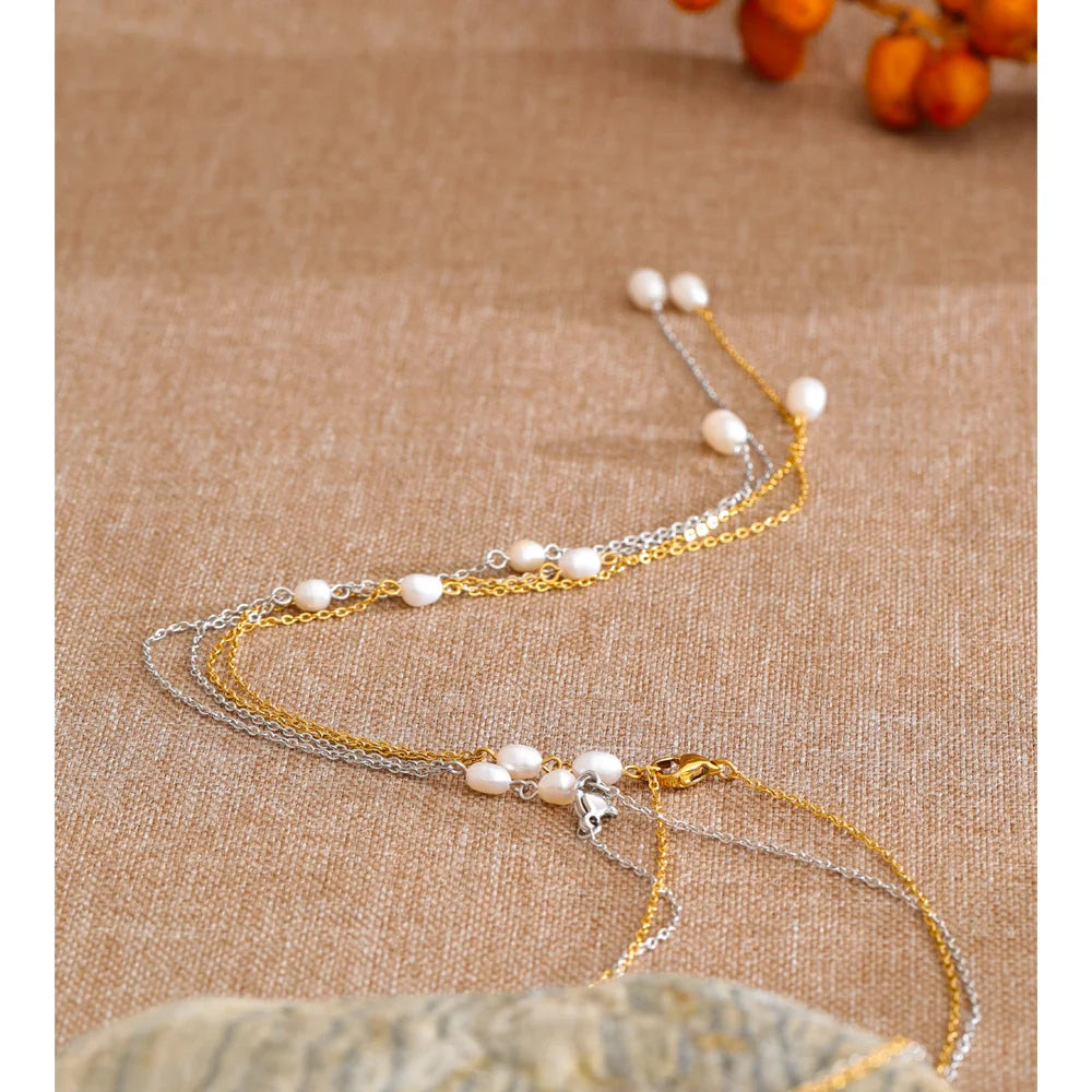 Freshwater pearl geometric chain necklace in gold-plated stainless steel with freshwater pearl.
