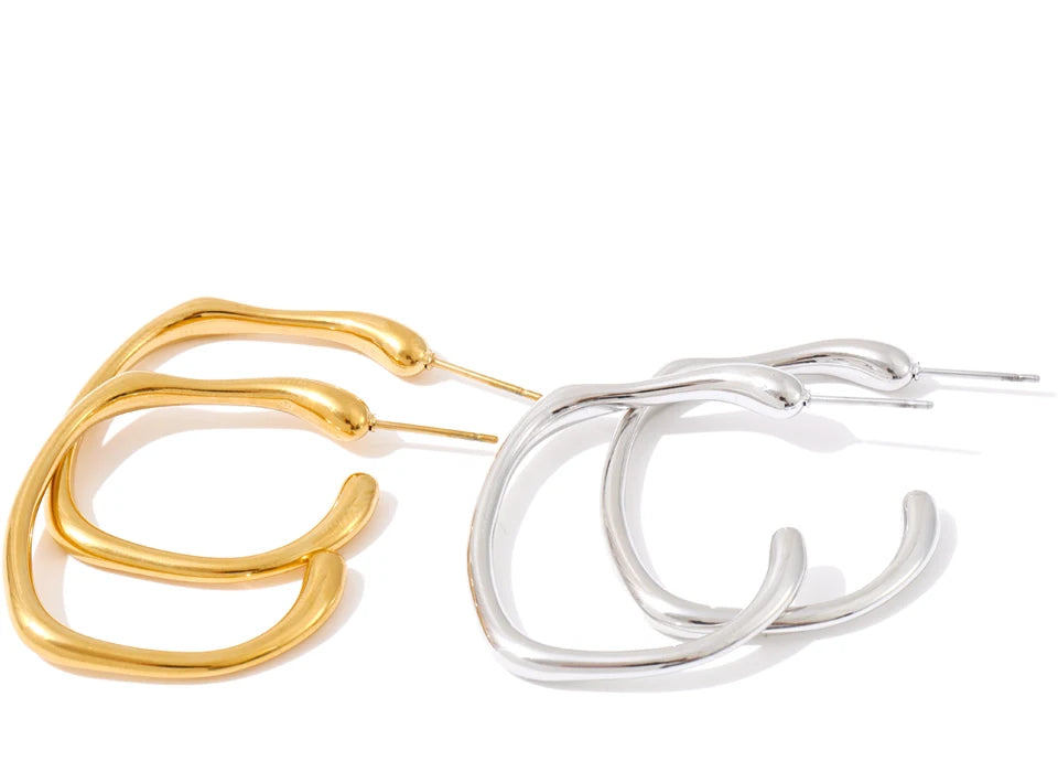 Minimalist geometric earrings in gold-plated stainless steel.