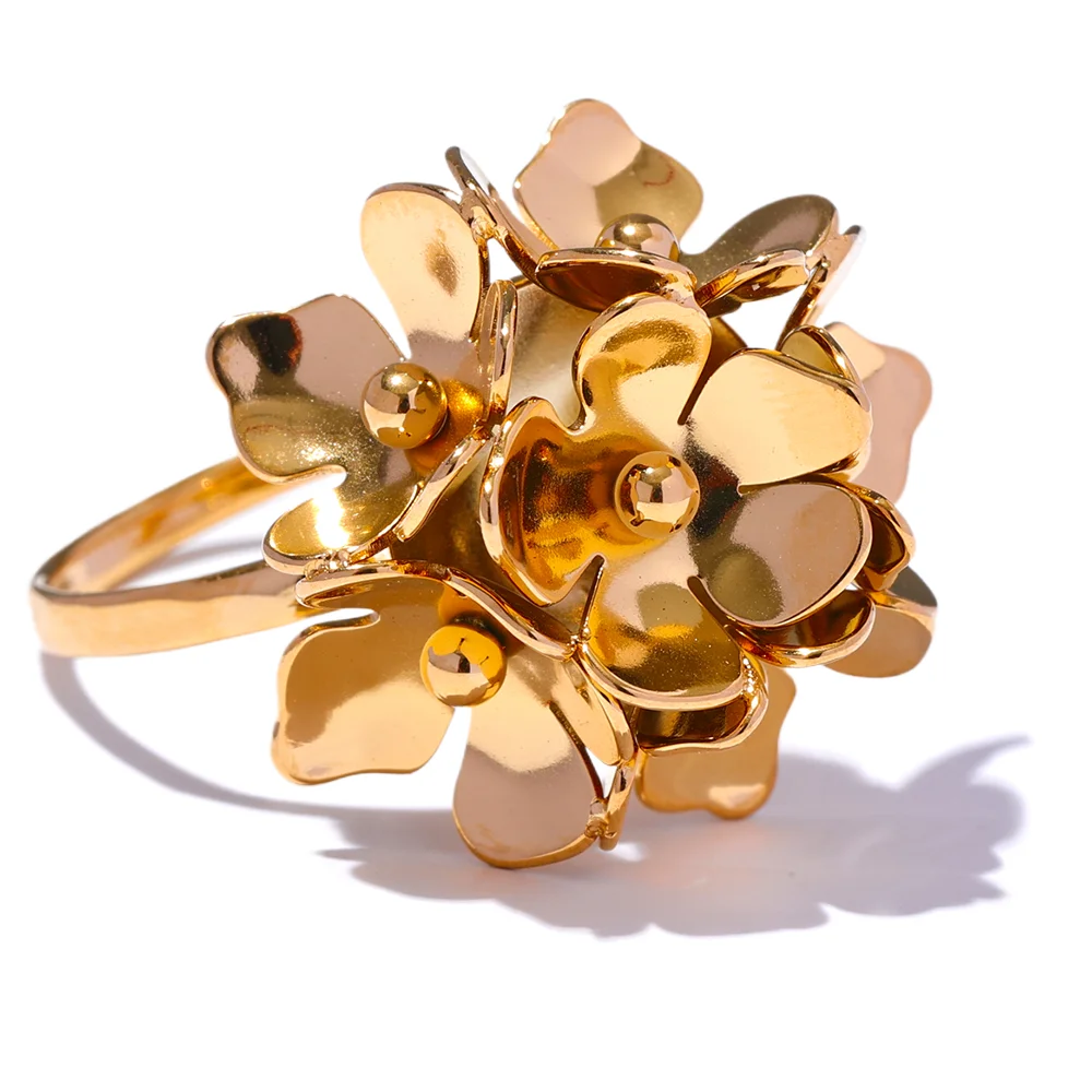 Flower ring in 18K gold-plated stainless steel.