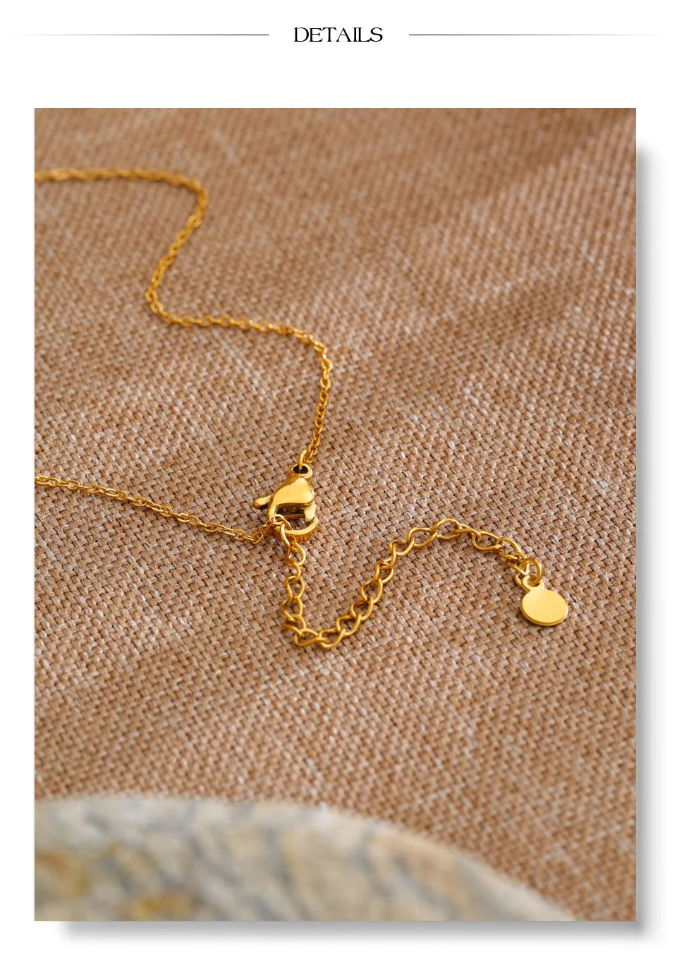 Heart geometric necklace in gold-plated stainless steel.