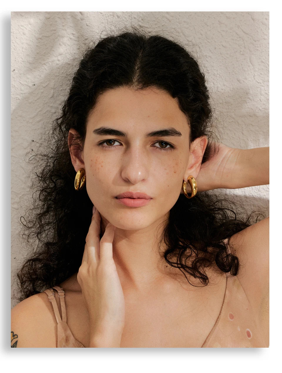 Minimalist geometric earrings in gold-plated stainless steel.