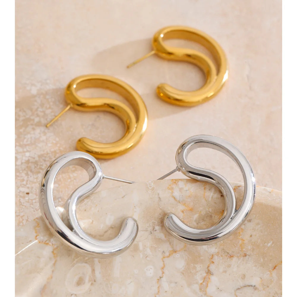 Geometric earrings in gold-plated stainless steel.