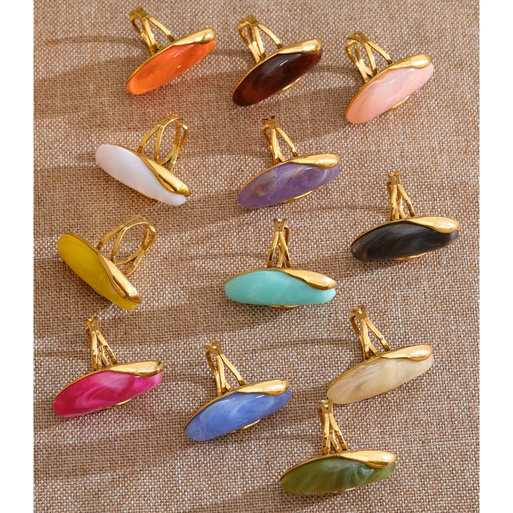 Resin multi-color geometric ring in 18K gold-plated stainless steel with resin.