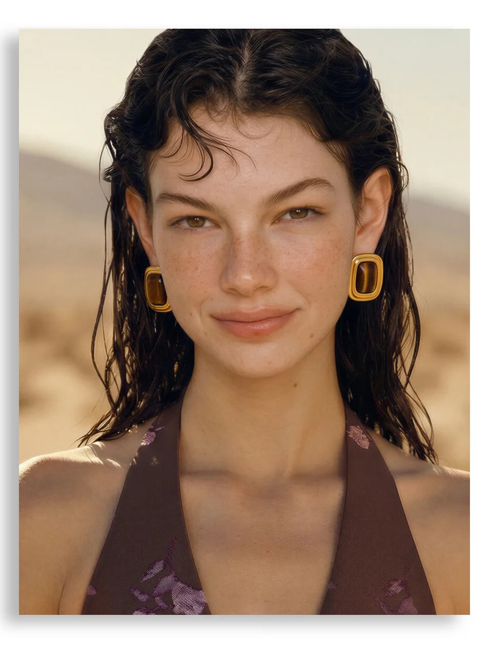 Natural stone geometric earrings in gold-plated stainless steel with natural stone.