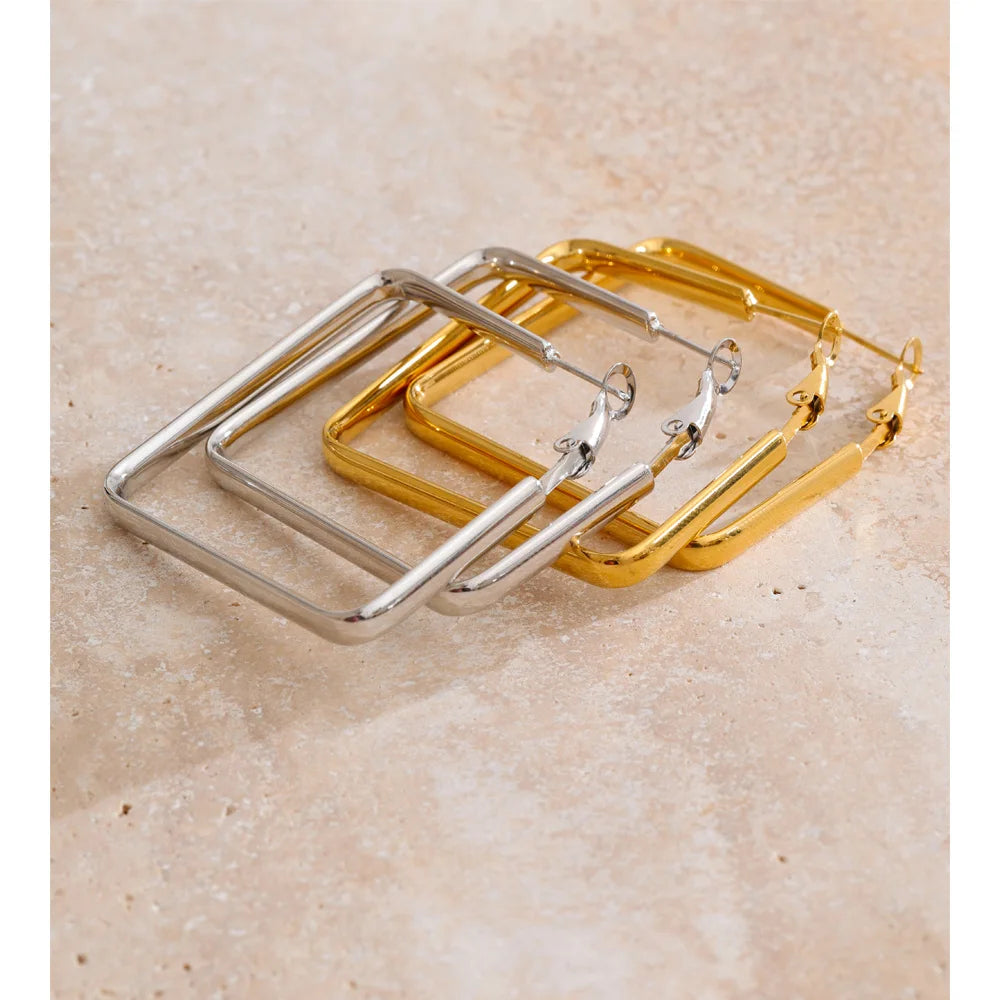 Geometric earrings in gold-plated stainless steel.