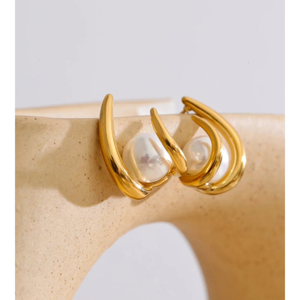 Pearl geometric earrings in gold-plated stainless steel with pearl.