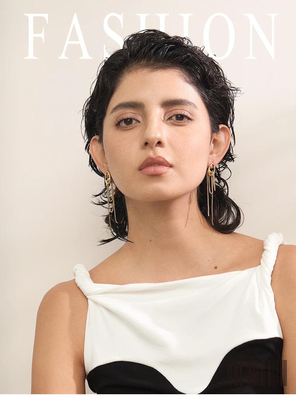 Geometric chain earrings in gold-plated 316L stainless steel.