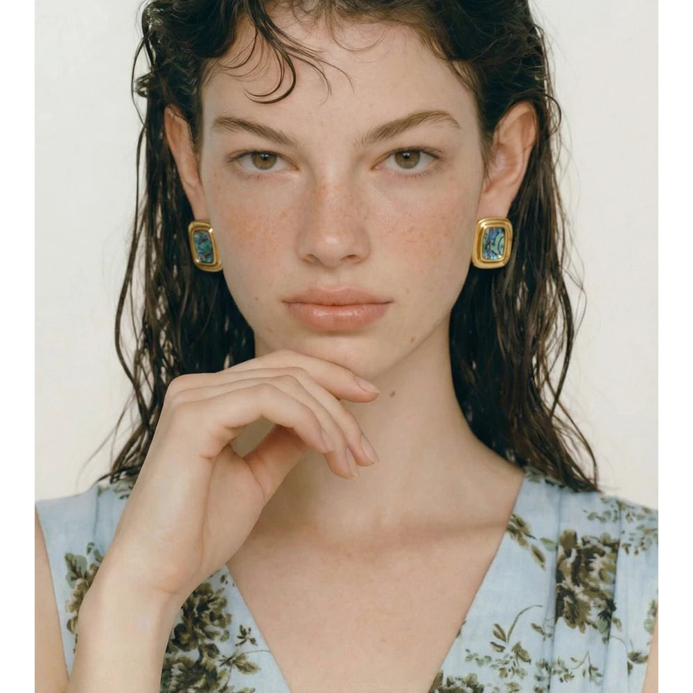 Shell geometric earrings in gold-plated stainless steel with shell.