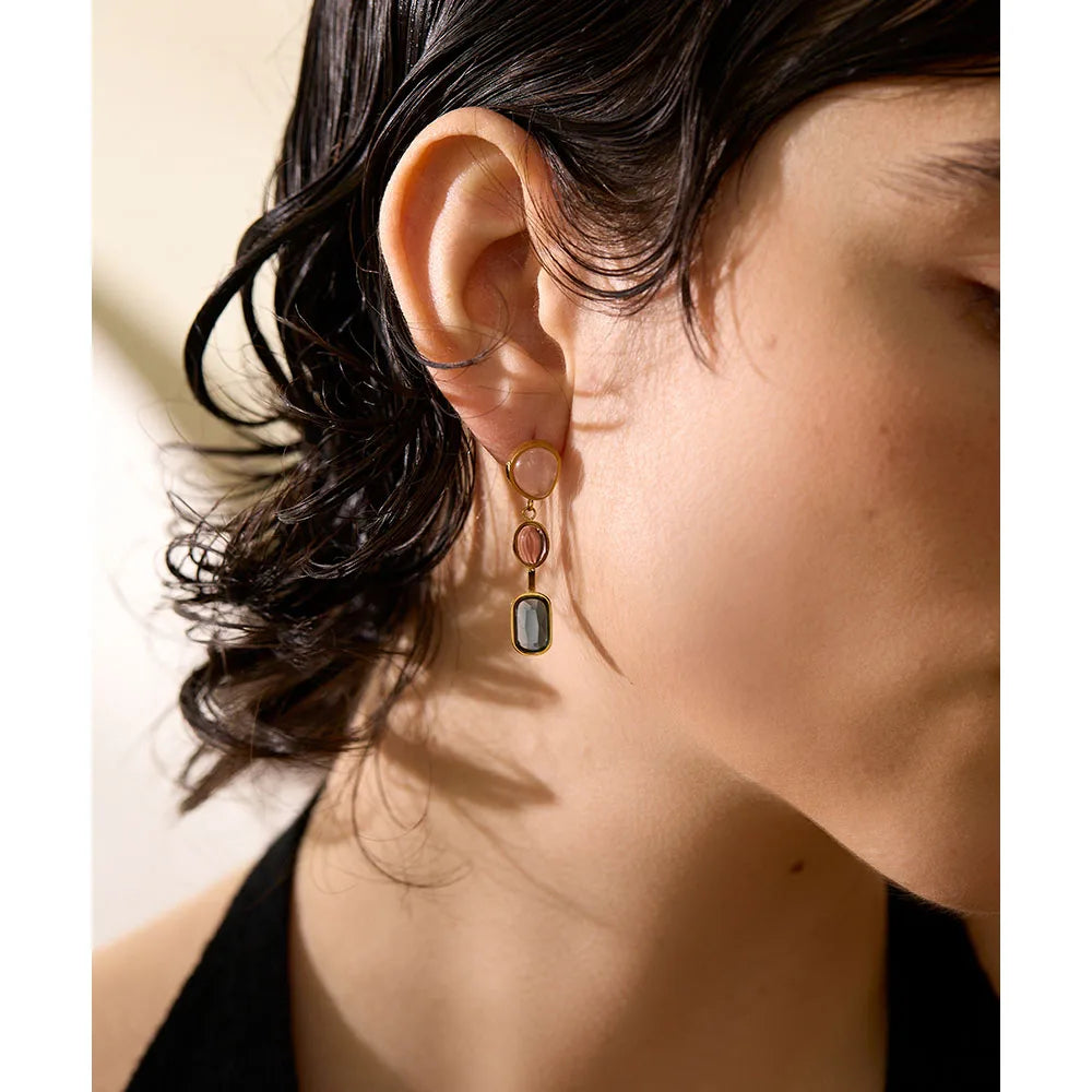 Natural stone geometric earrings in gold-plated 316L stainless steel with natural stone.