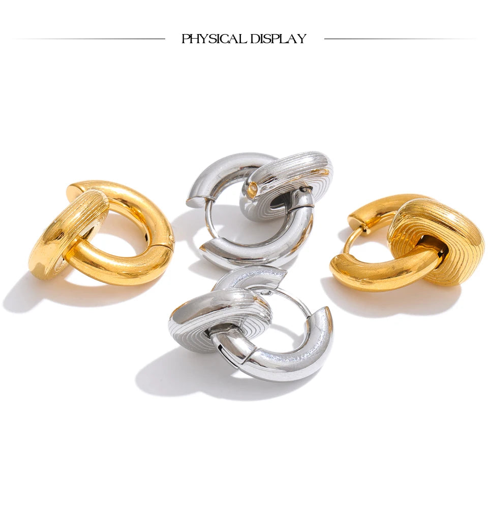 Geometric earrings in gold-plated stainless steel.