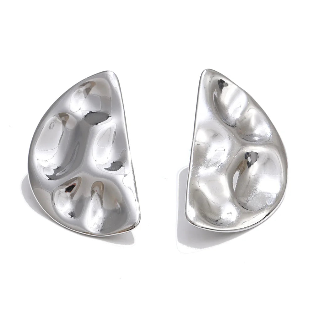 Hammered geometric earrings in gold-plated stainless steel.