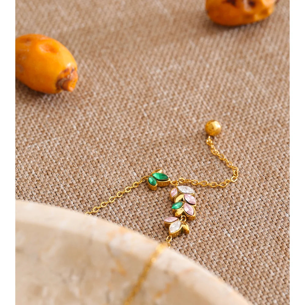 Cubic zirconia necklace in gold-plated stainless steel with cubic zirconia.
