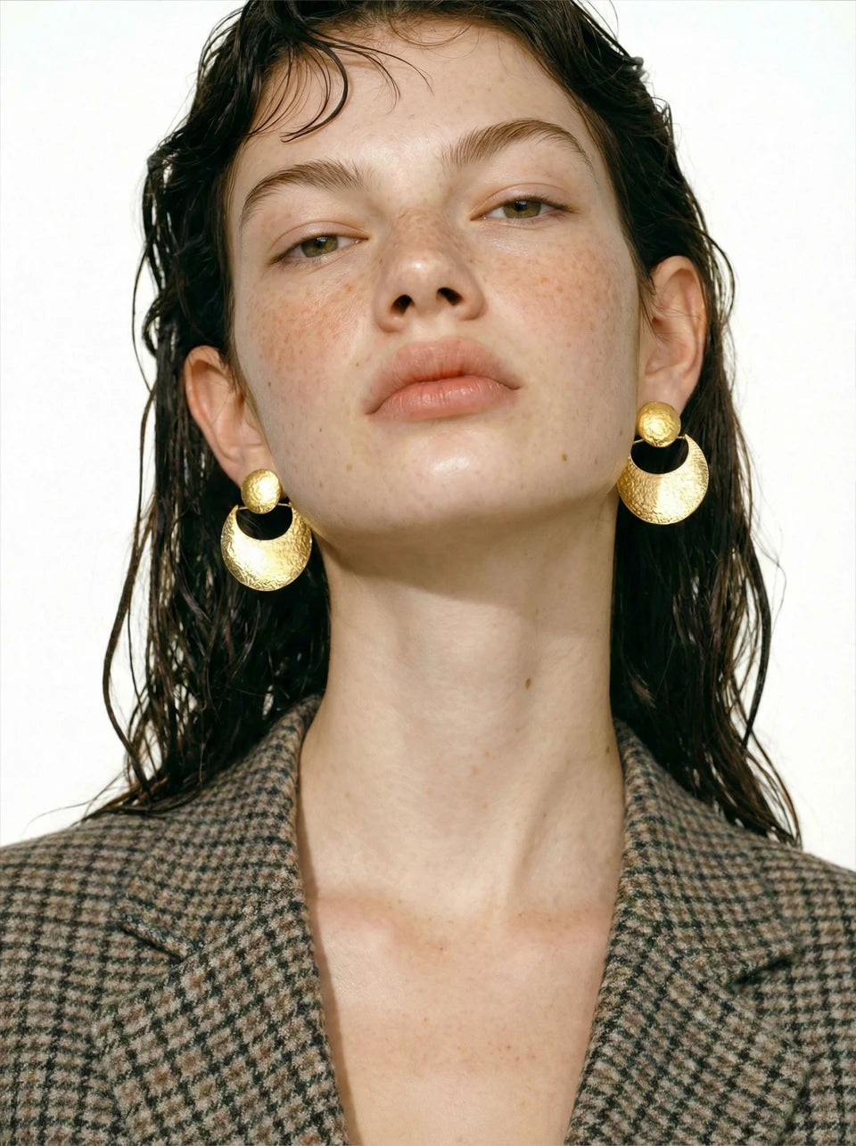 Hammered geometric earrings in gold-plated stainless steel.