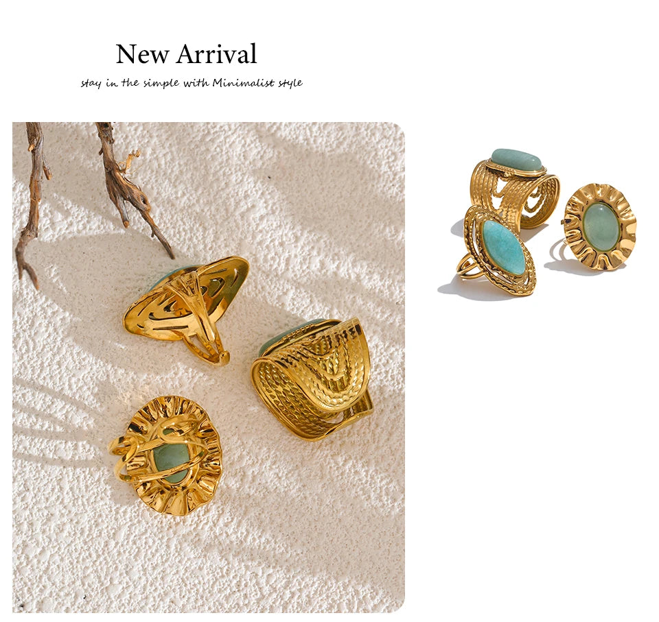 Green natural stone geometric ring in 18K gold-plated stainless steel with natural stone.