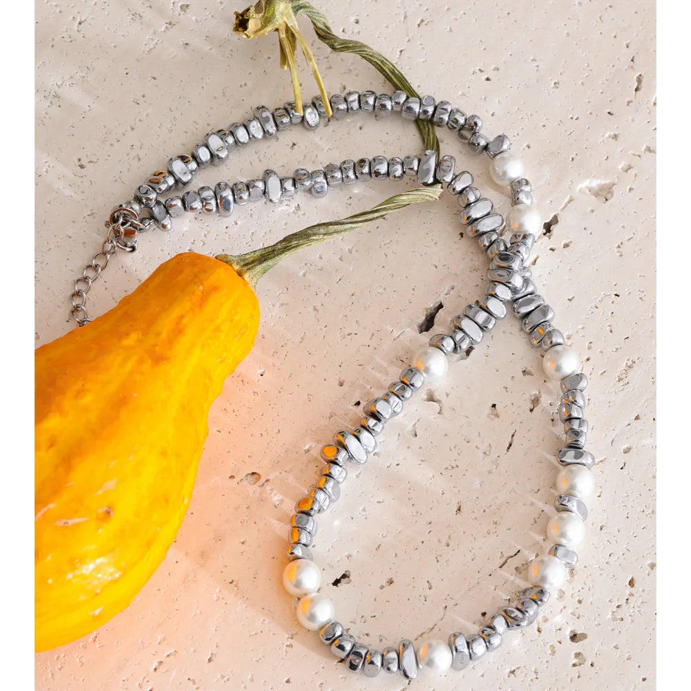 Pearl beaded geometric necklace in gold-plated stainless steel with pearl.