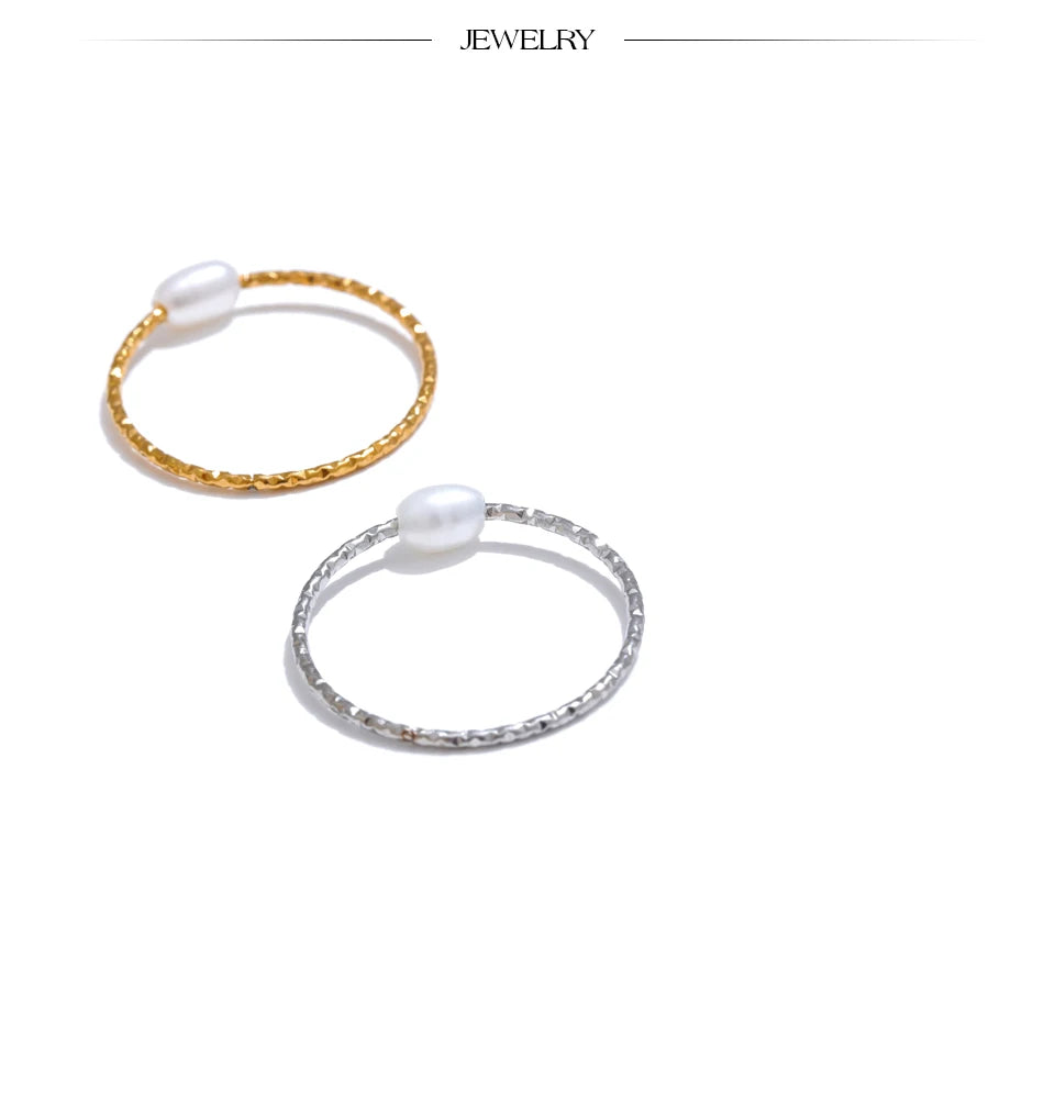 Freshwater pearl geometric ring in gold-plated stainless steel with freshwater pearl.