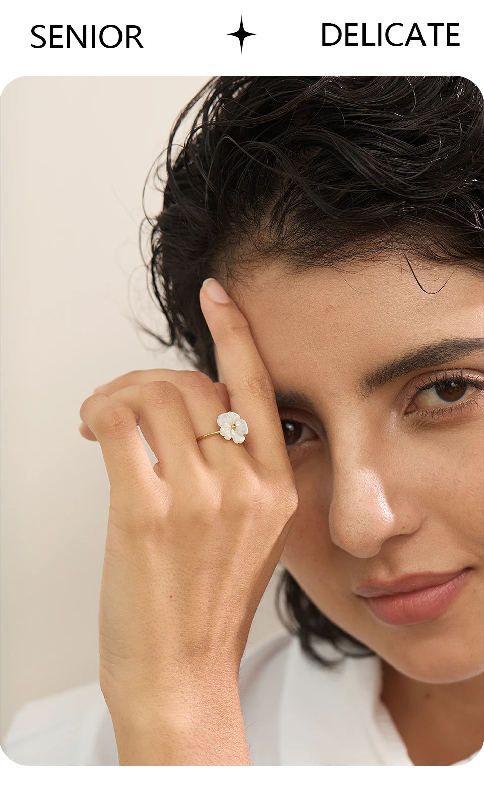 Shell flower geometric ring in 18K gold-plated stainless steel with shell.