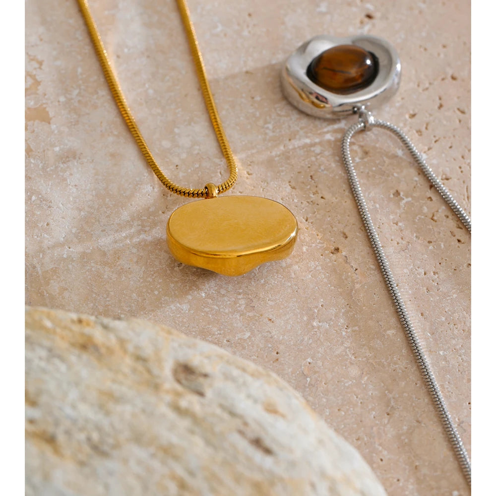 Natural stone geometric necklace in gold-plated stainless steel with natural stone.