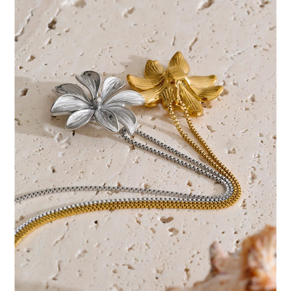 Flower necklace in gold-plated stainless steel.