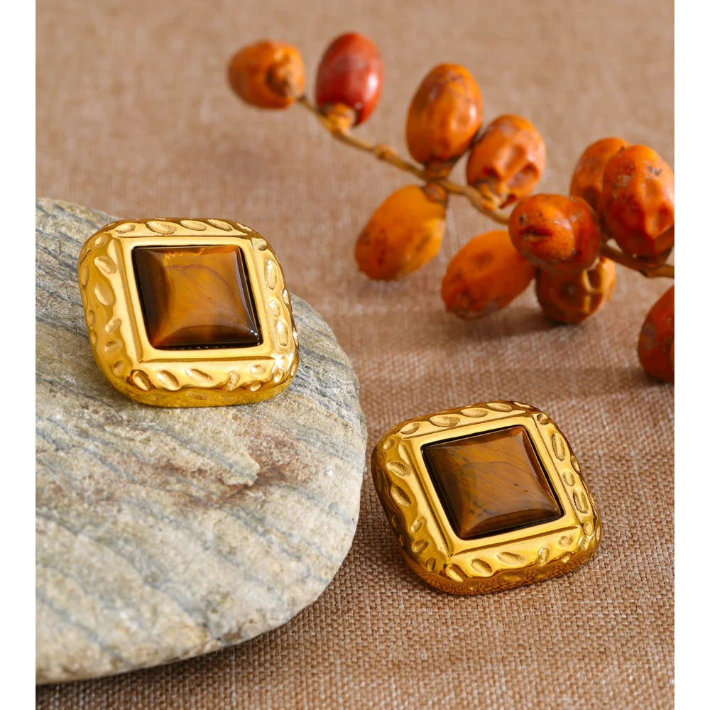 Natural stone geometric earrings in gold-plated stainless steel with natural stone.