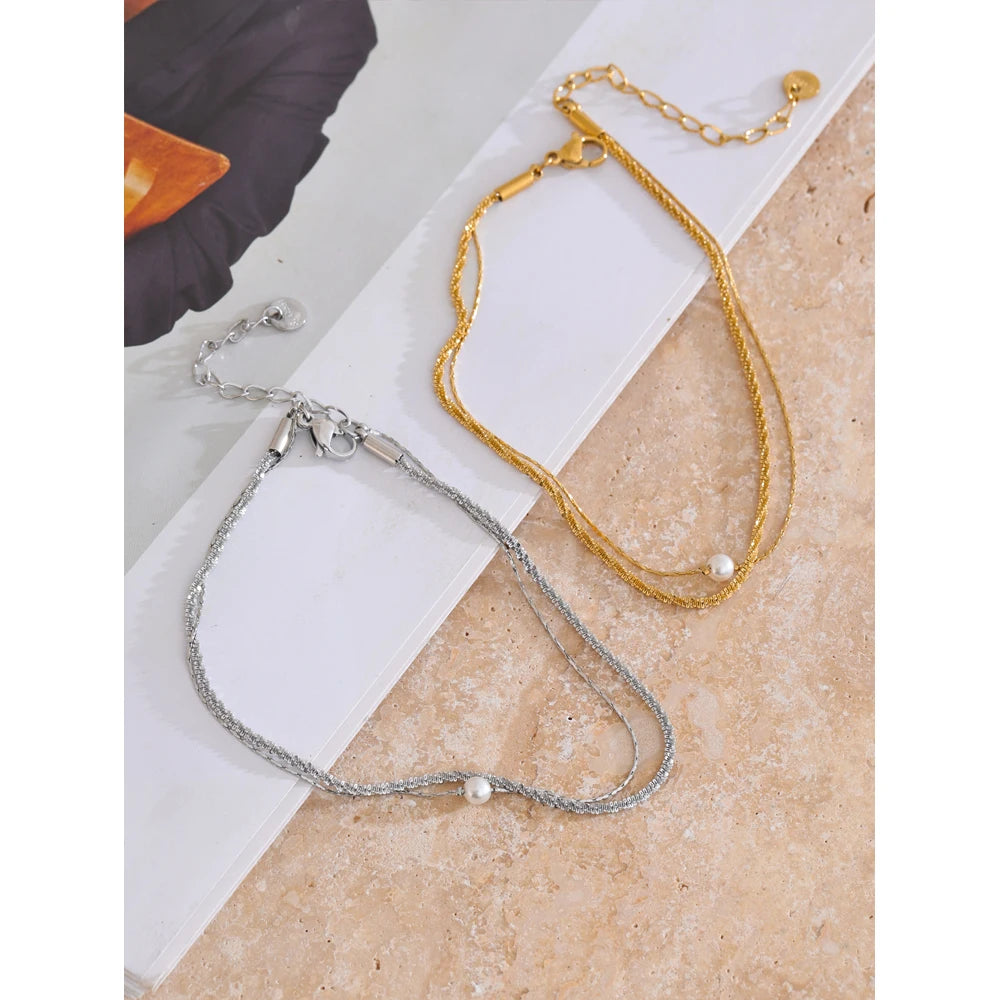 Pearl geometric chain necklace in gold-plated stainless steel with pearl.