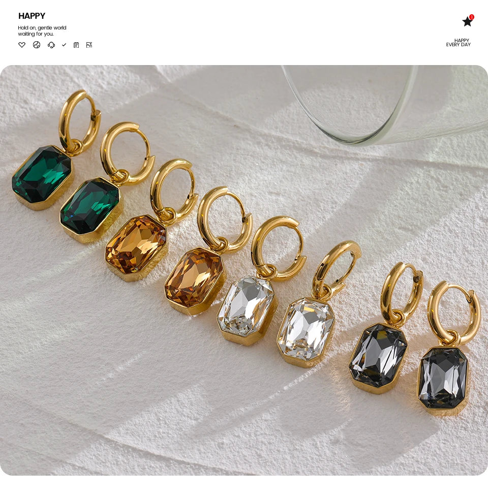Green cubic zirconia geometric earrings in 18K gold-plated stainless steel with cubic zirconia.