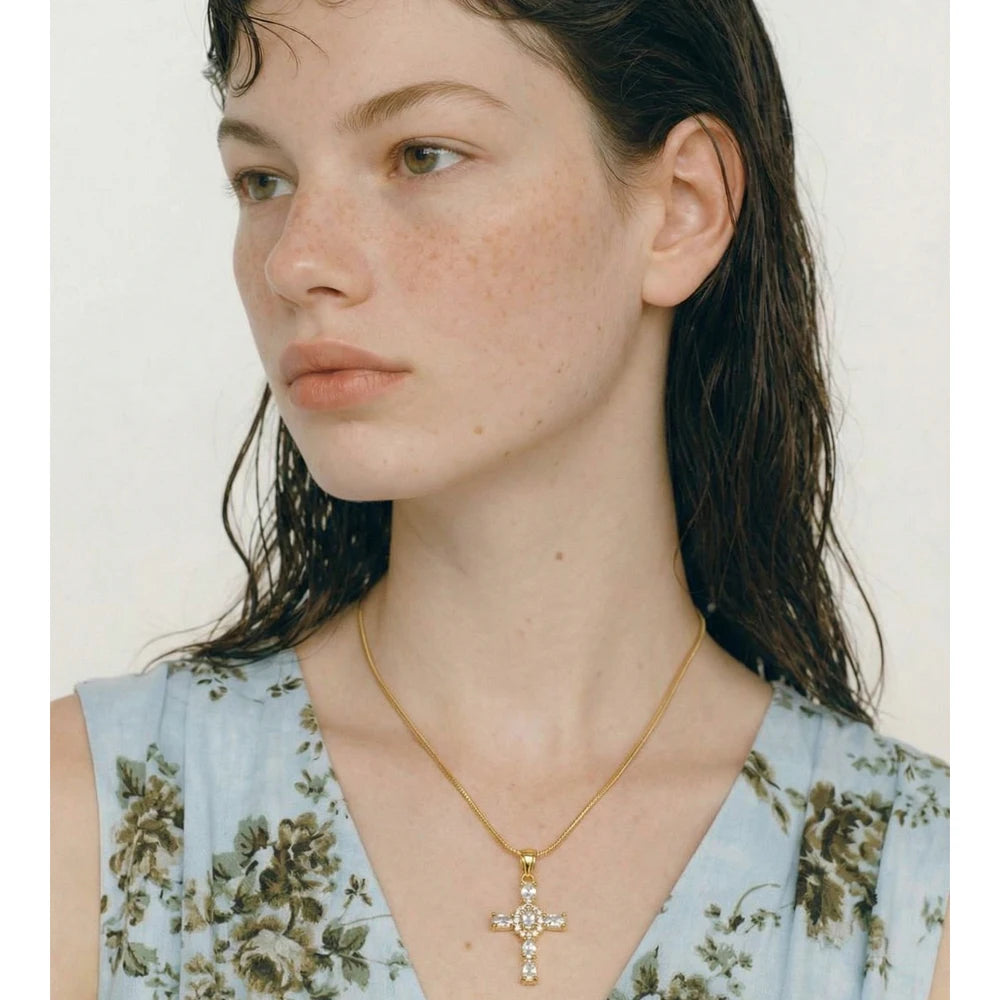 Cubic zirconia cross necklace in gold-plated stainless steel with cubic zirconia.