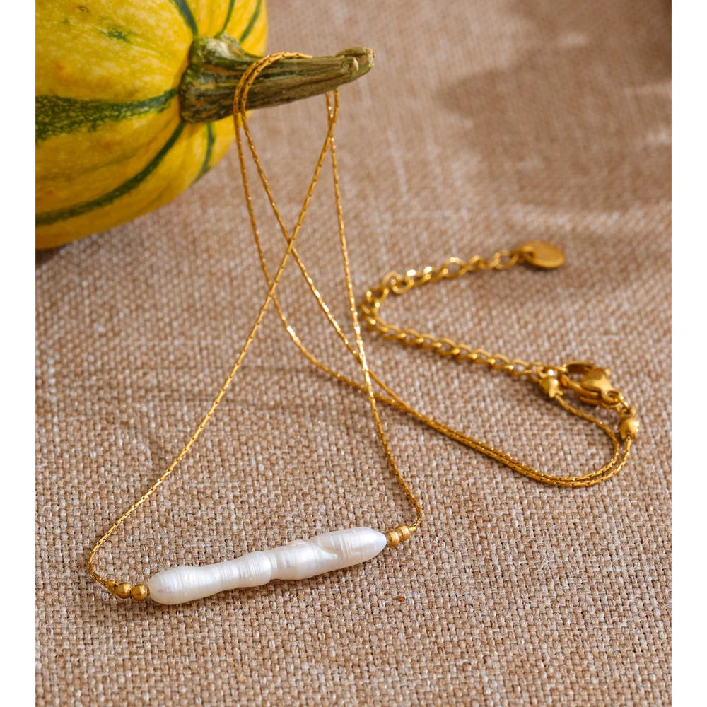 Freshwater pearl geometric chain necklace in gold-plated stainless steel with freshwater pearl.