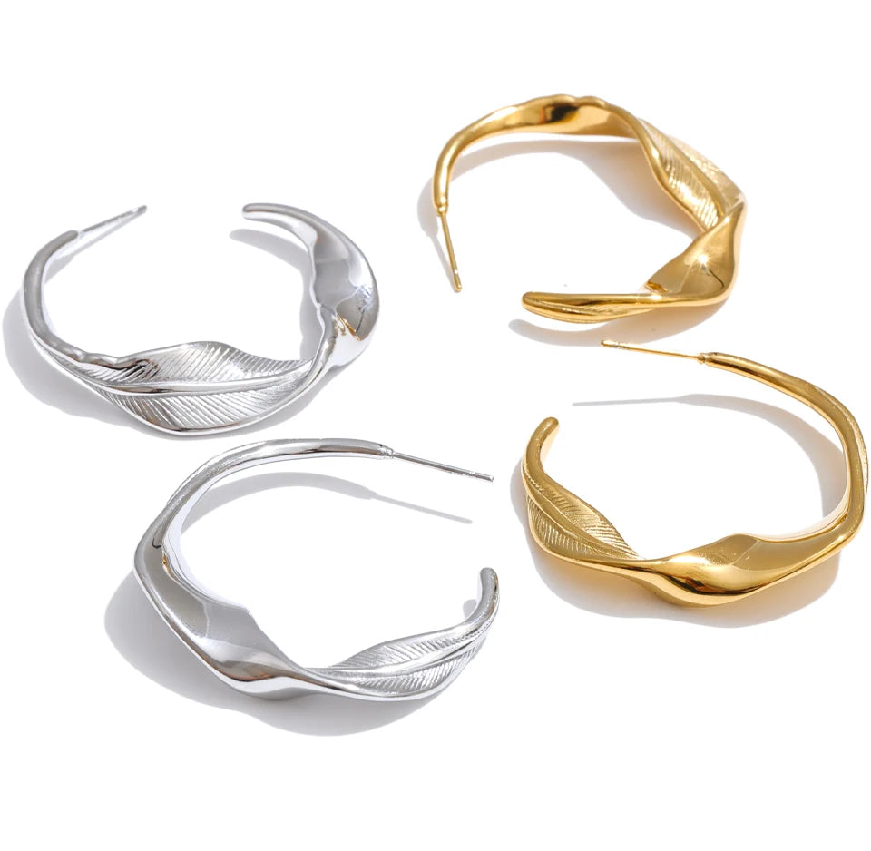 Geometric earrings in gold-plated stainless steel.