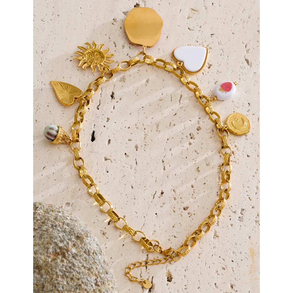 Shell resin heart necklace in gold-plated stainless steel with shell and resin.