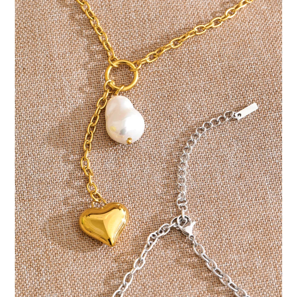Pearl heart geometric necklace in gold-plated stainless steel with pearl.