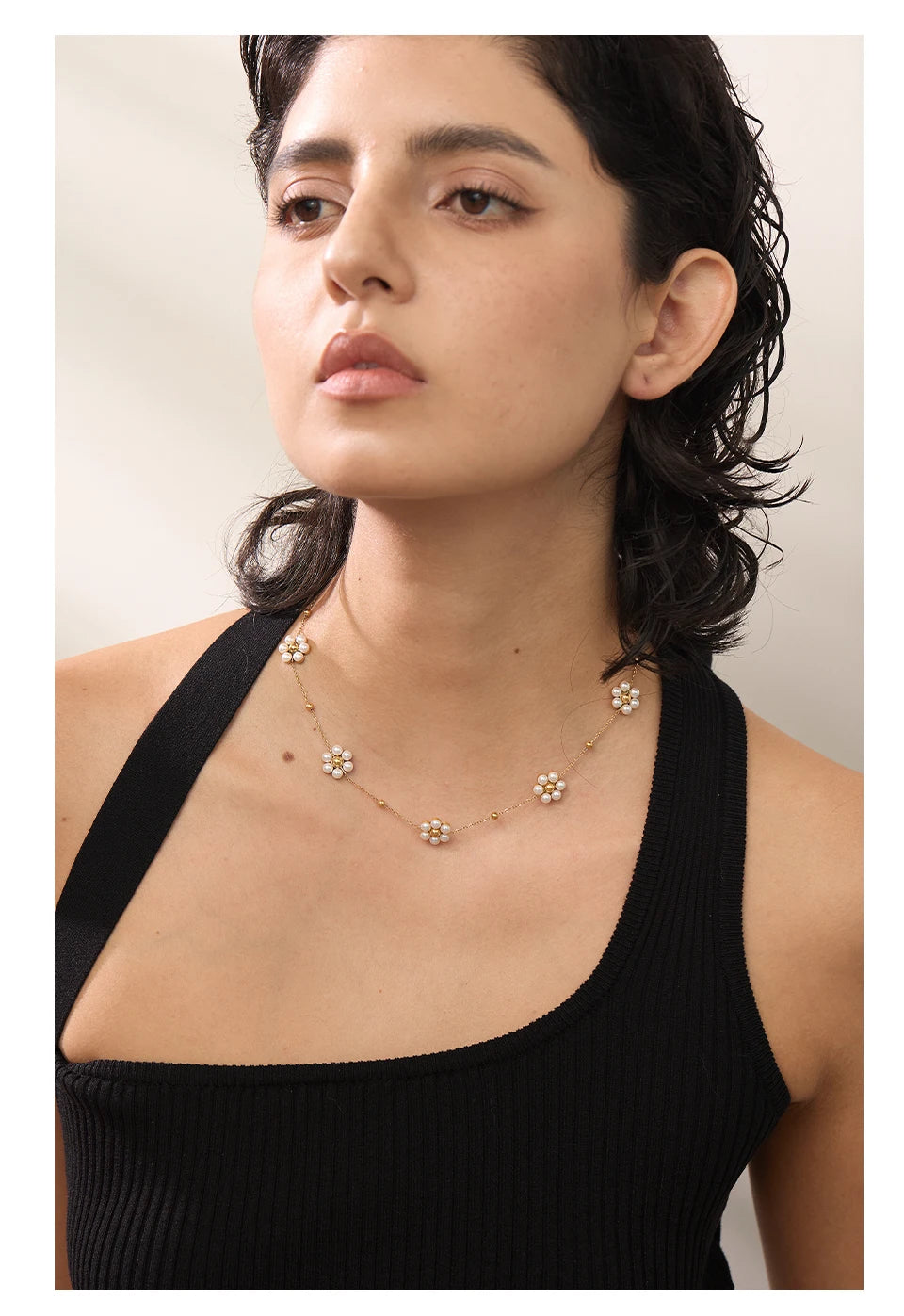 Pearl flower beaded necklace in gold-plated stainless steel with pearl.