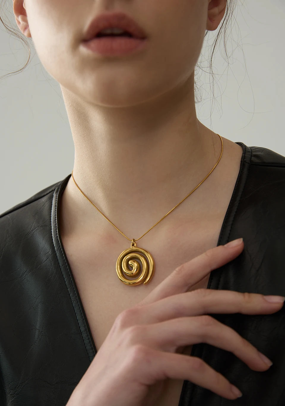 Geometric necklace in gold-plated stainless steel.