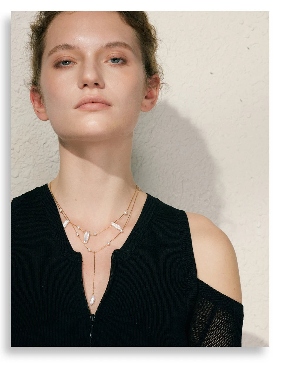 Freshwater pearl geometric necklace in gold-plated stainless steel with freshwater pearl.