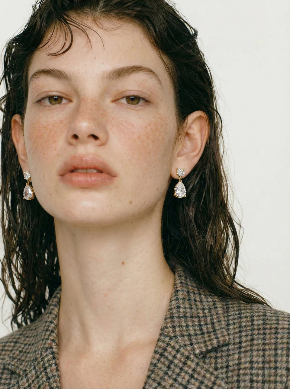 Cubic zirconia geometric earrings in gold-plated stainless steel with cubic zirconia.