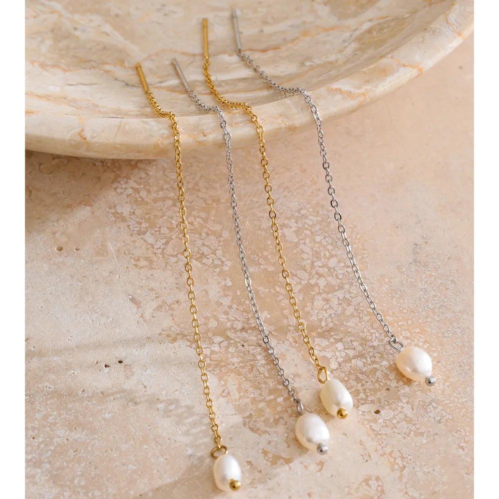 Freshwater pearl geometric chain earrings in gold-plated stainless steel with freshwater pearl.