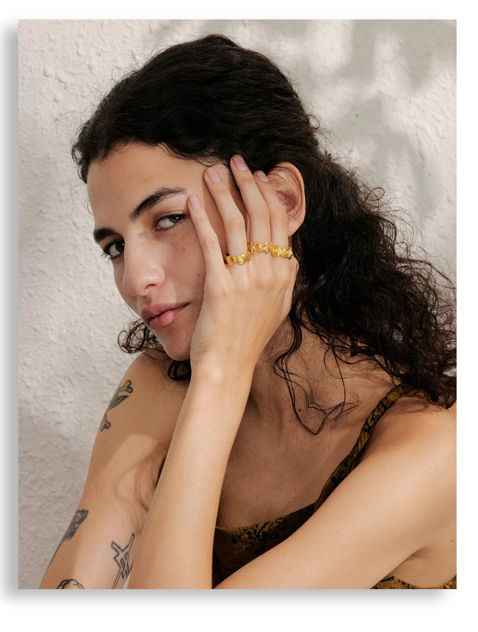 Shell geometric ring in 18K gold-plated stainless steel with shell.
