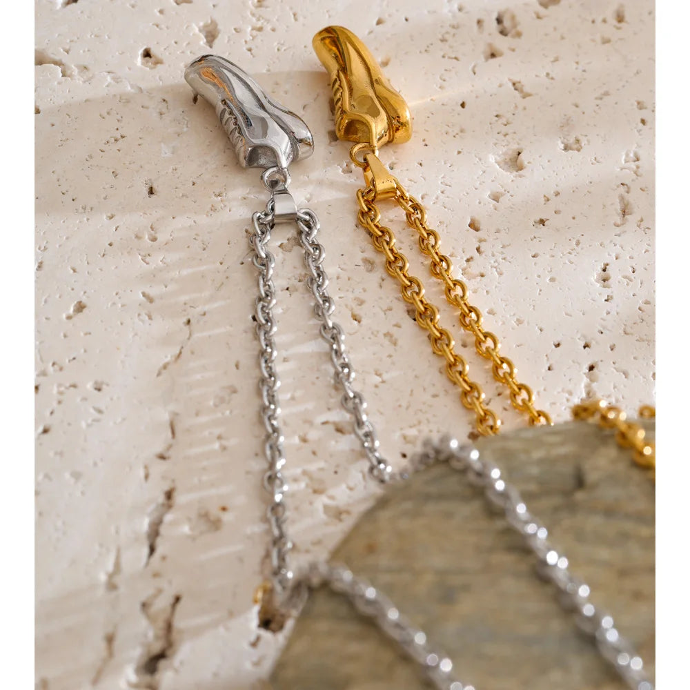 Geometric necklace in gold-plated stainless steel.