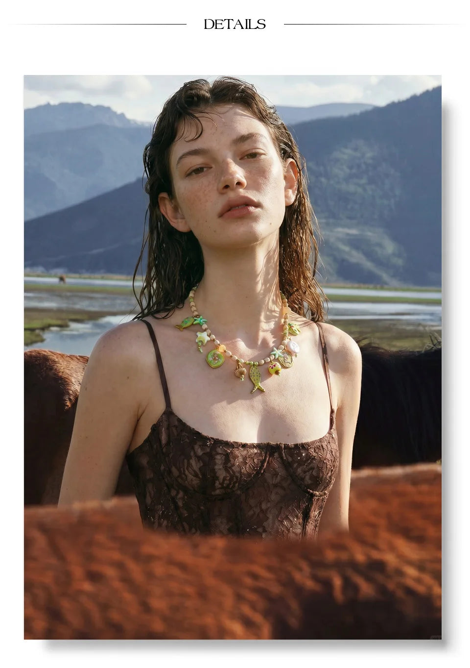Resin star geometric necklace in gold-plated stainless steel with resin.