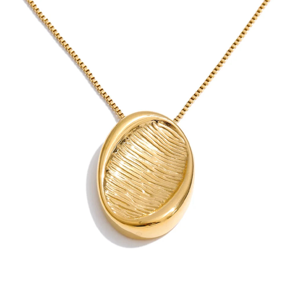 Geometric necklace in gold-plated stainless steel.