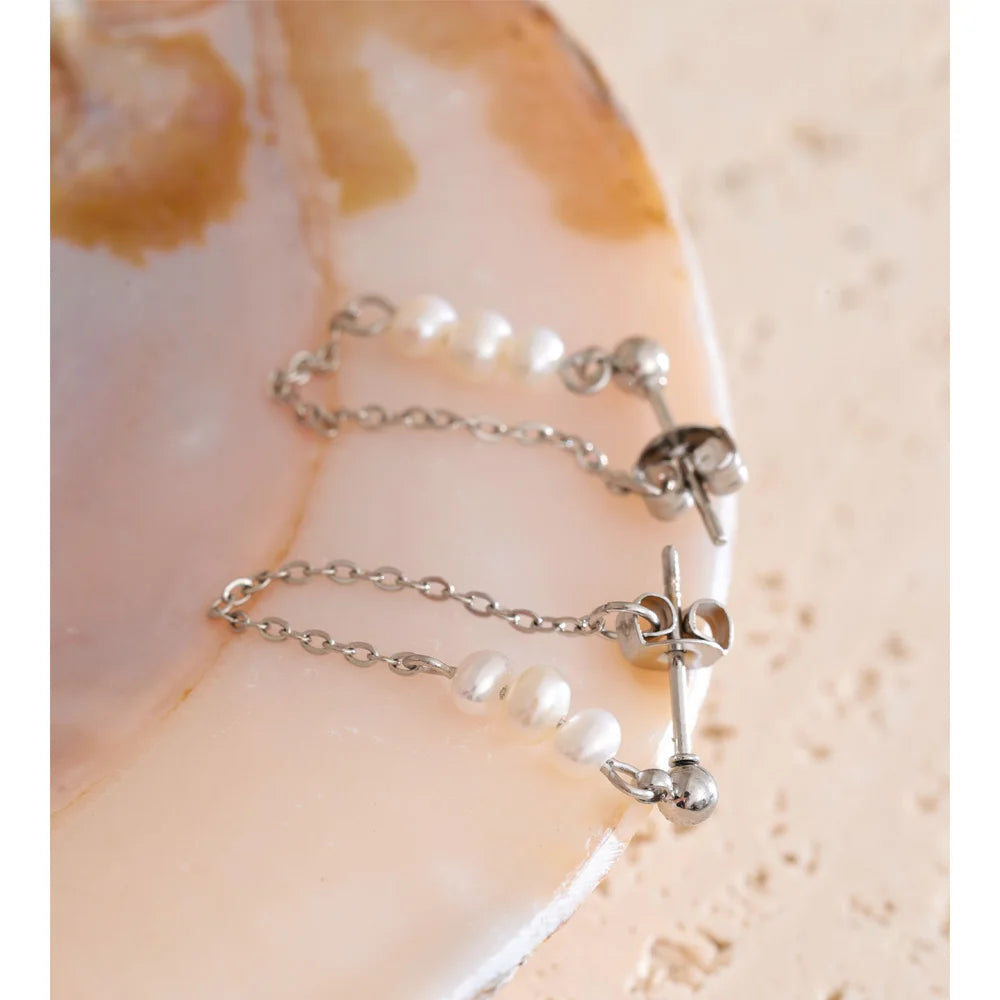 Freshwater pearl geometric chain earrings in gold-plated stainless steel with freshwater pearl.