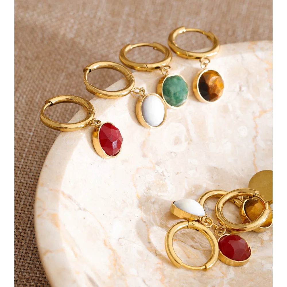 Red natural stone geometric earrings in gold-plated stainless steel with natural stone.
