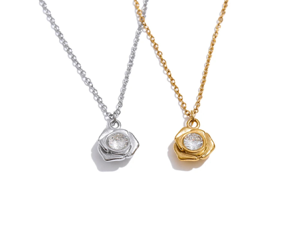Cubic zirconia flower necklace in gold-plated stainless steel with cubic zirconia.