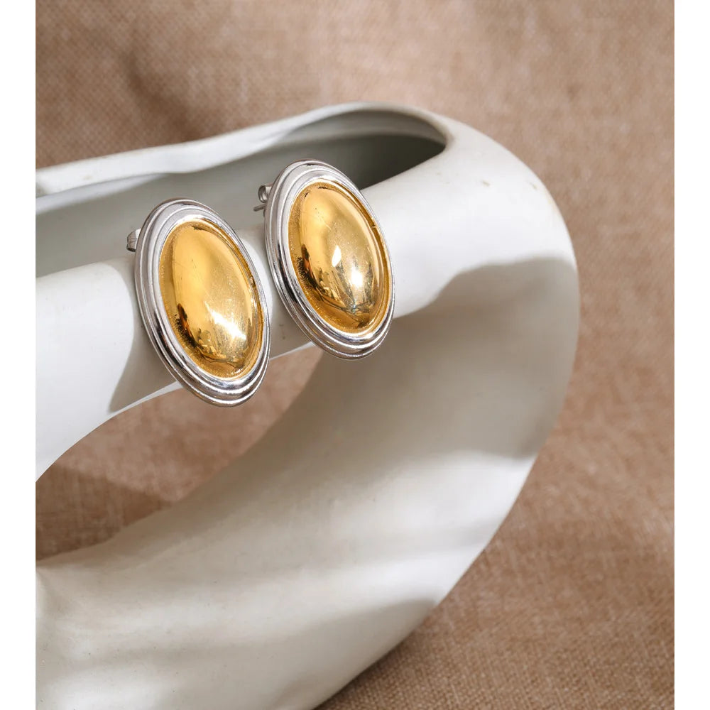 Geometric earrings in gold-plated stainless steel.
